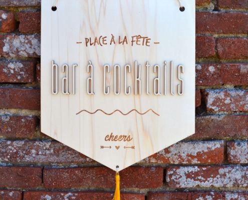 panneau signalétique "fanion" en bois