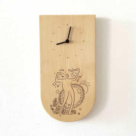 horloge illustrée en bois